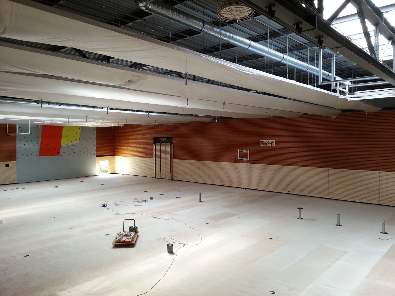 Sporthalle im April 2015