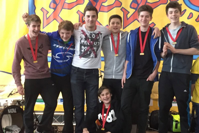 Jan Artelt, Simon Steinhausen, Tom Hornung, Jan Steppe, Josa Walther, Lukas Pawletta und André Baumert mit dem 1. Platz