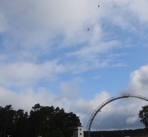 Ballon bei Start mit Antennenanlage im Hintergrund