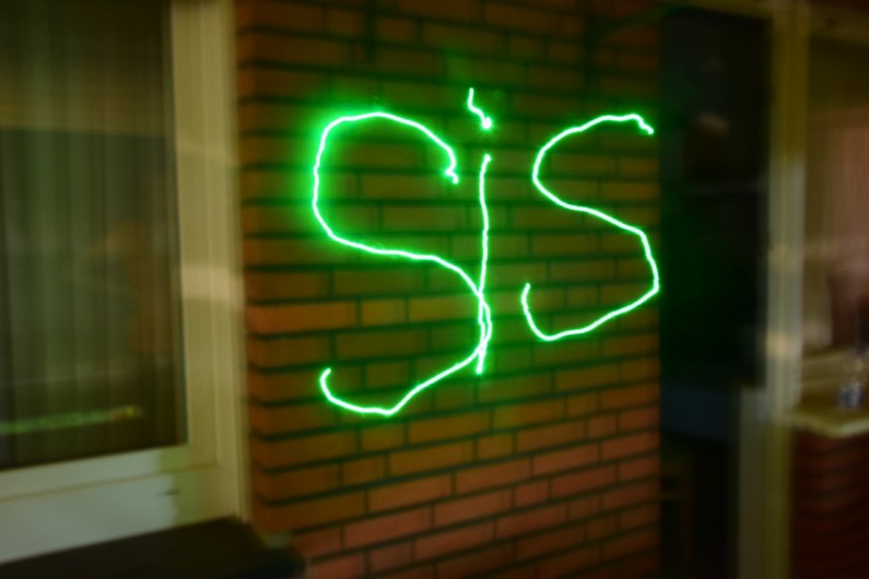 Vincent und Jan testen den Laser