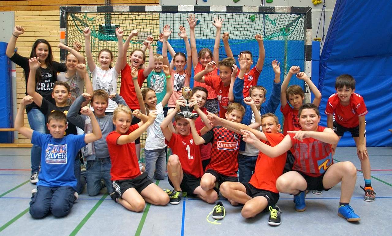 Die Sieger der Klasse 5e mit dem Steinmännle-Pokal