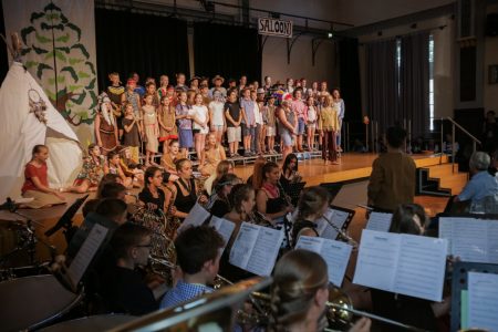 Blick vom Orchester auf den Chor auf der Bühne