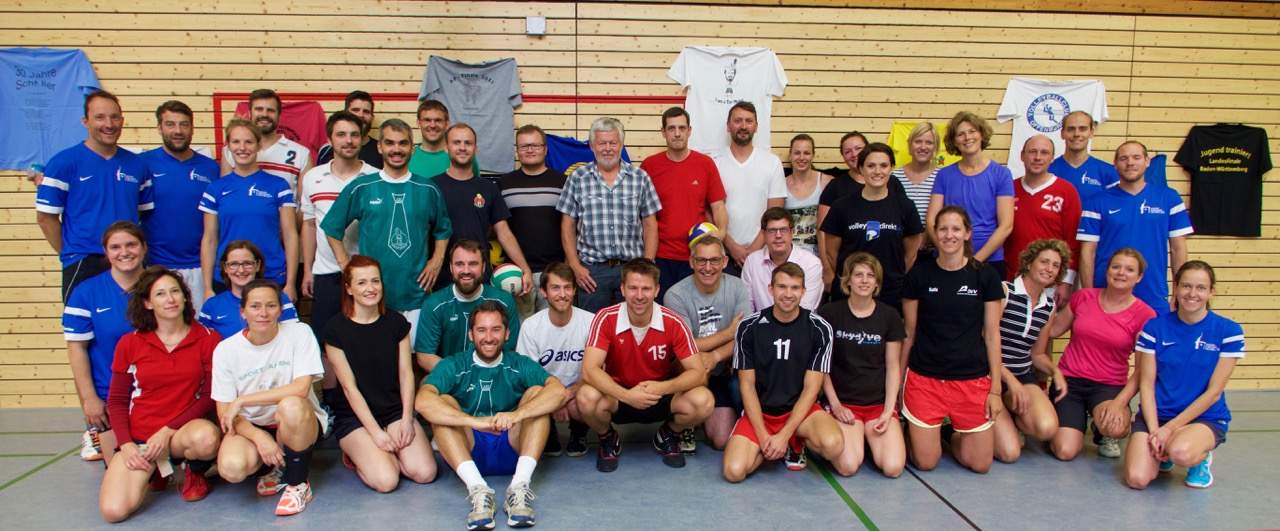 Gruppenbild aller Mannschaften des Ehemaligenturniers in der Sporthalle