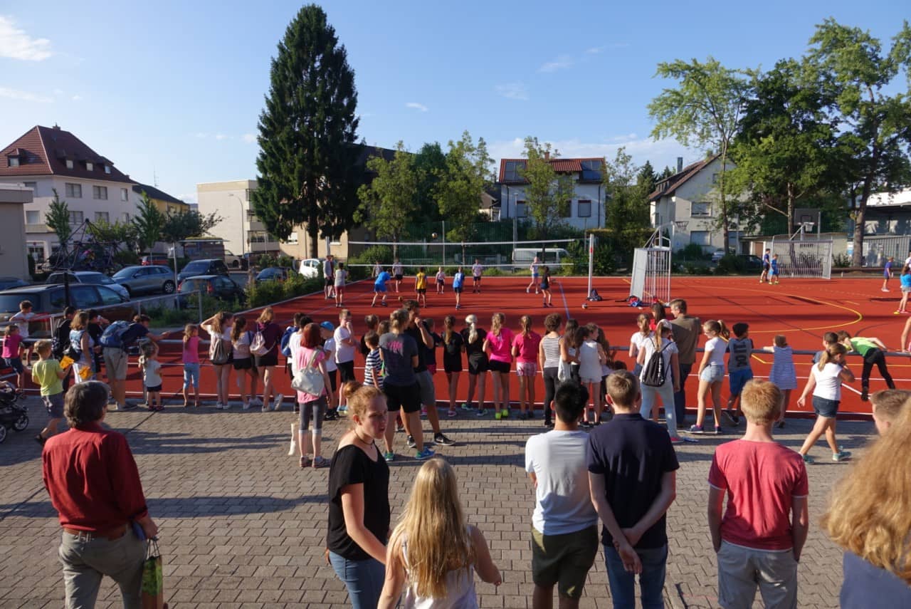 Sportfest auf dem Außengelände, Zuschauer säumen die Spielfelder
