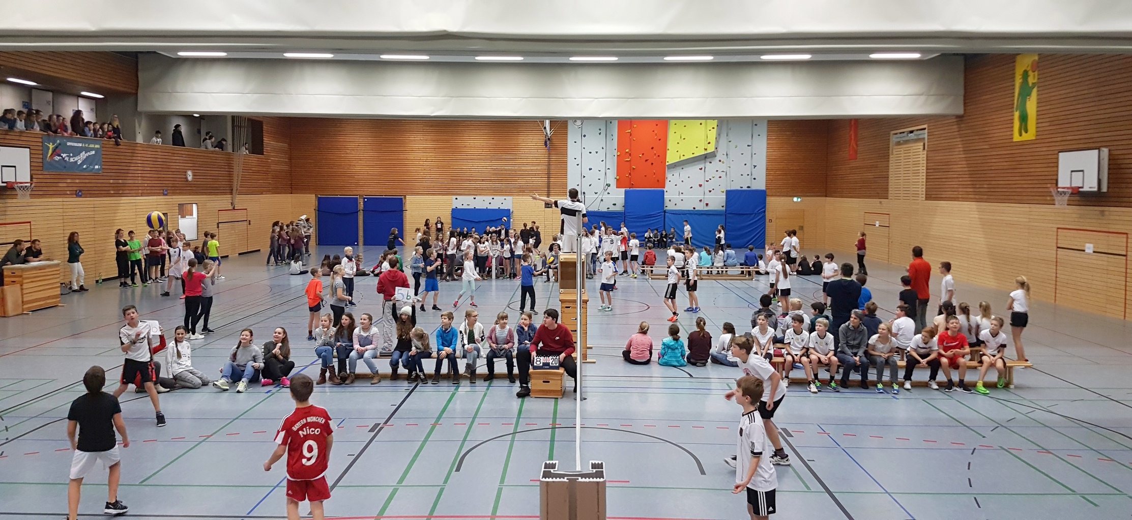 Volleyball-Schulmeisterschaft in der Halle, Publikum an den Rändern