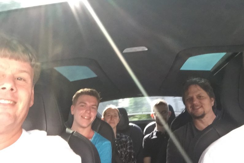Selfie der Insassen im Auto gegen die Sonne