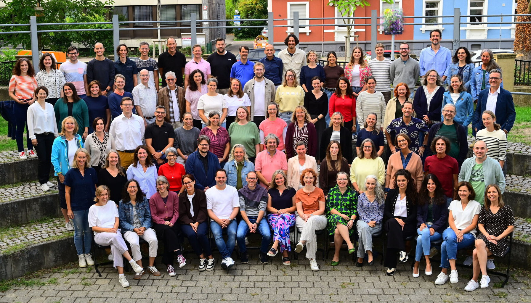 Kollegium2026 Gruppenbild des Kollegiums im Schulhof
